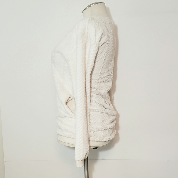 Eyeshadow Textured Chevron V-neck - Picture 3 of 8